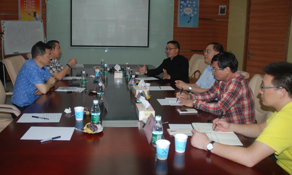 圖為：亞泰光電總經(jīng)理鄭翔與政協(xié)、科協(xié)領(lǐng)導(dǎo)座談