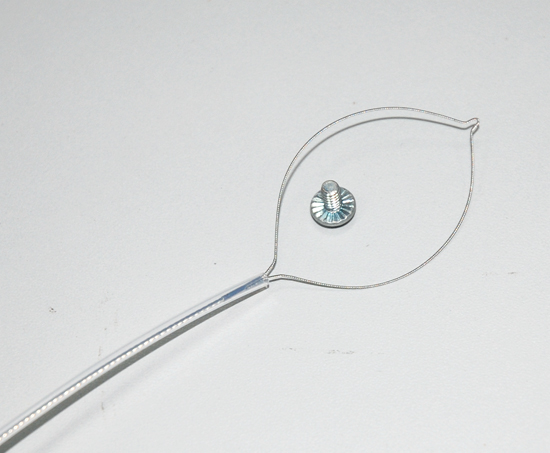 1、放大圈口，套住螺絲