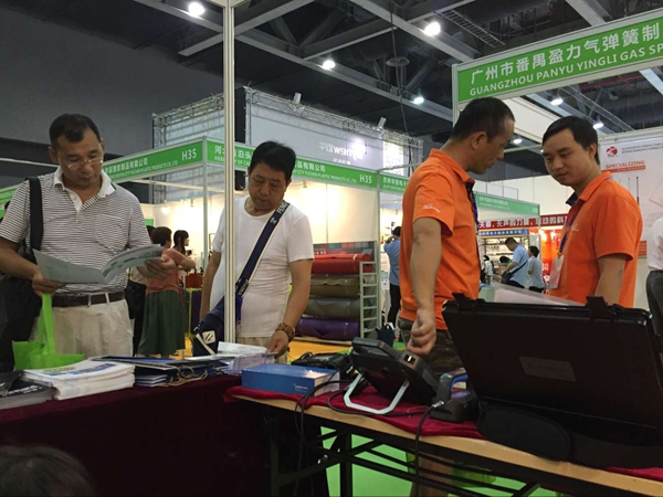 亞泰光電攜百萬(wàn)像素工業(yè)內(nèi)窺鏡亮機(jī)2016第十四屆汽車養(yǎng)護(hù)展