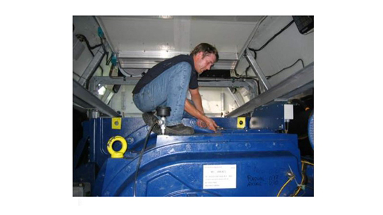 工作人員利用內窺鏡檢測風力發(fā)電機