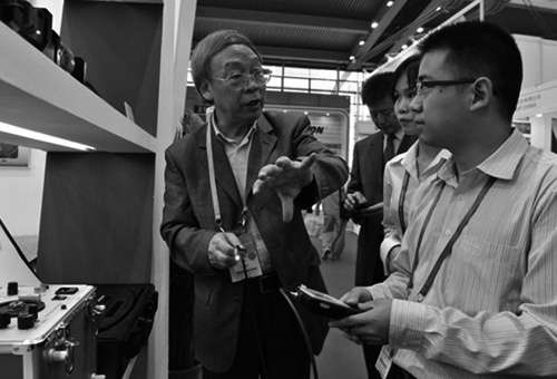 牛憨笨院士高交會期間指導亞泰光電工作人員內(nèi)窺鏡操作