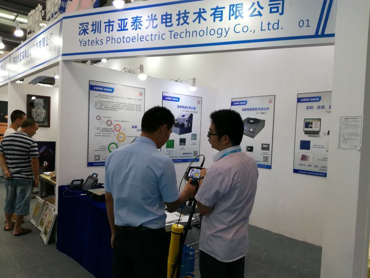 現(xiàn)場客戶與亞泰工作人員交流