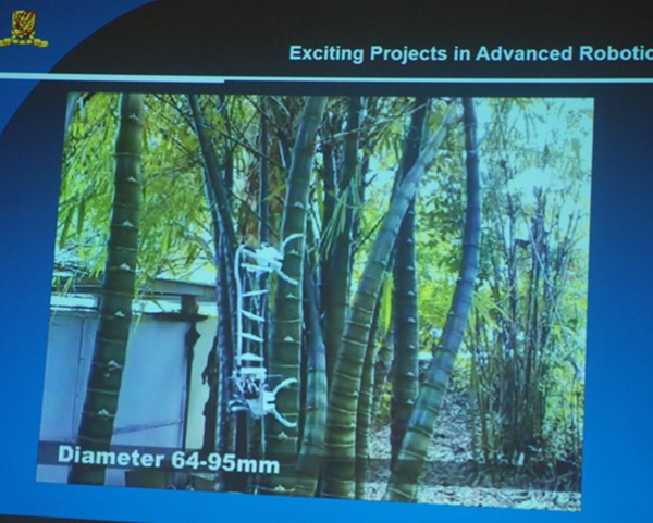 丁副院長展示爬樹機器人研究成果