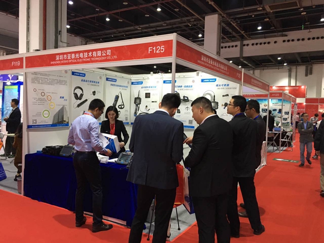 亞泰光電展臺前現(xiàn)場咨詢觀眾