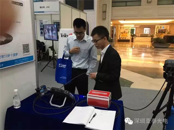 亞泰光電內(nèi)窺鏡事業(yè)部吳經(jīng)理與現(xiàn)場客戶交流中