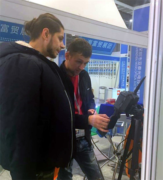 現(xiàn)場(chǎng)觀(guān)眾在試用亞泰光電HIE360度高清工業(yè)視頻內(nèi)窺鏡