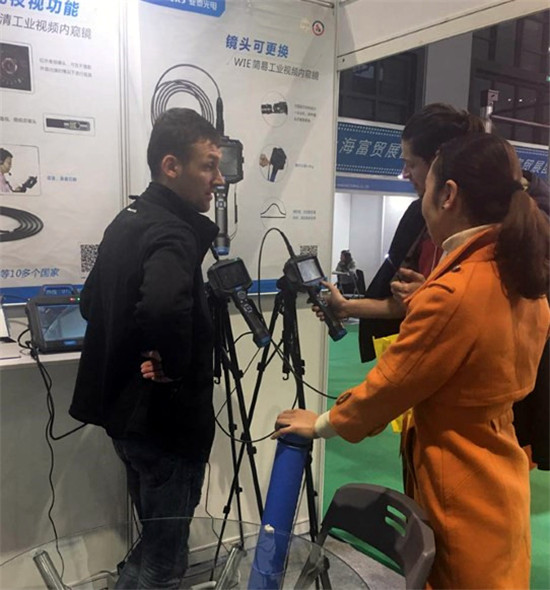 亞泰光電銷(xiāo)售工程師在給現(xiàn)場(chǎng)觀(guān)眾講解工業(yè)內(nèi)窺鏡、激光轉(zhuǎn)速表等產(chǎn)品情況