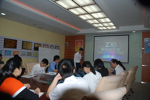 亞泰光電工業(yè)內(nèi)窺鏡研發(fā)人員就C14 C15工業(yè)內(nèi)窺鏡新品向與會人員介紹