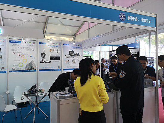 亞泰光電工業(yè)內(nèi)窺鏡銷售工程師現(xiàn)場向客戶講解內(nèi)窺鏡產(chǎn)品