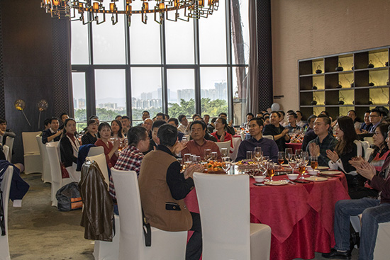 深圳隱秀山居一樓會議廳，2019年亞泰光電迎春企業(yè)年會現(xiàn)志