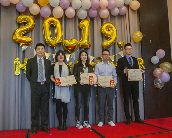 亞泰光電2019年迎春年會現(xiàn)場的頒獎典禮