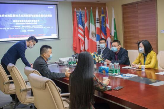 領(lǐng)導(dǎo)認真聽取報告