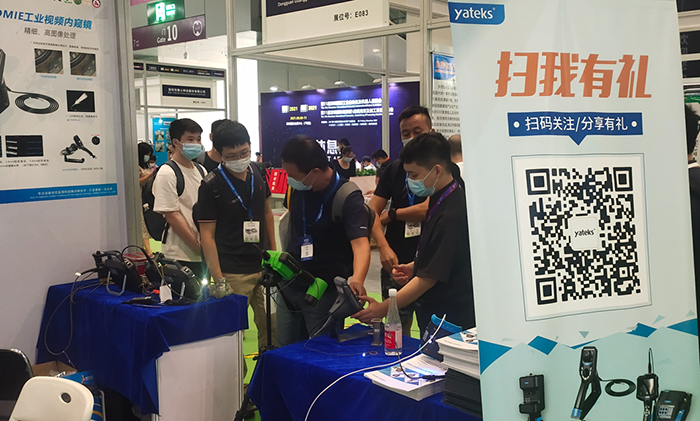深圳工業(yè)內(nèi)窺鏡展展會(huì)現(xiàn)場(chǎng)亞泰光電展臺(tái)前現(xiàn)場(chǎng)觀眾試用亞泰光電內(nèi)窺鏡產(chǎn)品性能、特點(diǎn)