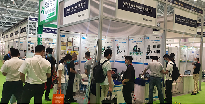 亞泰光電展臺(tái)前工作人員與現(xiàn)場(chǎng)觀眾交流、溝通并提供現(xiàn)場(chǎng)咨詢解答