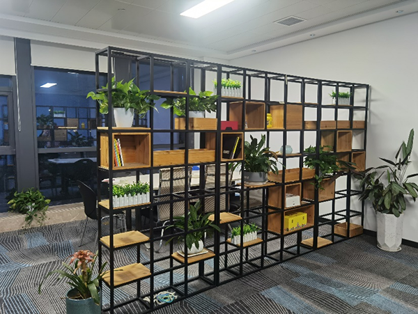 亞泰光電內(nèi)窺鏡在該機(jī)械設(shè)備公司演示、交流，圖為該客戶辦公現(xiàn)場(chǎng)